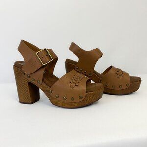 NWOT Honey Platform Sandals
